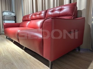 Большой красный диван в натуральной коже с реклайнером